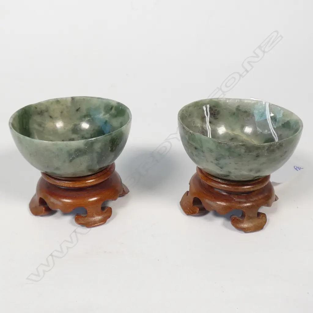PR SMALL CHINESE SPINACH JADE BOWLS ON STANDS Dia.51mm Image 1++