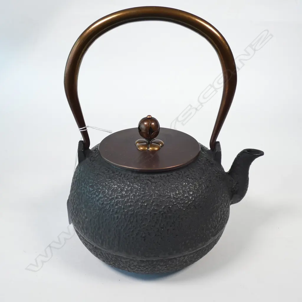 JAPANESE IRON TEA KETTLE H. 220MM  Image 1++