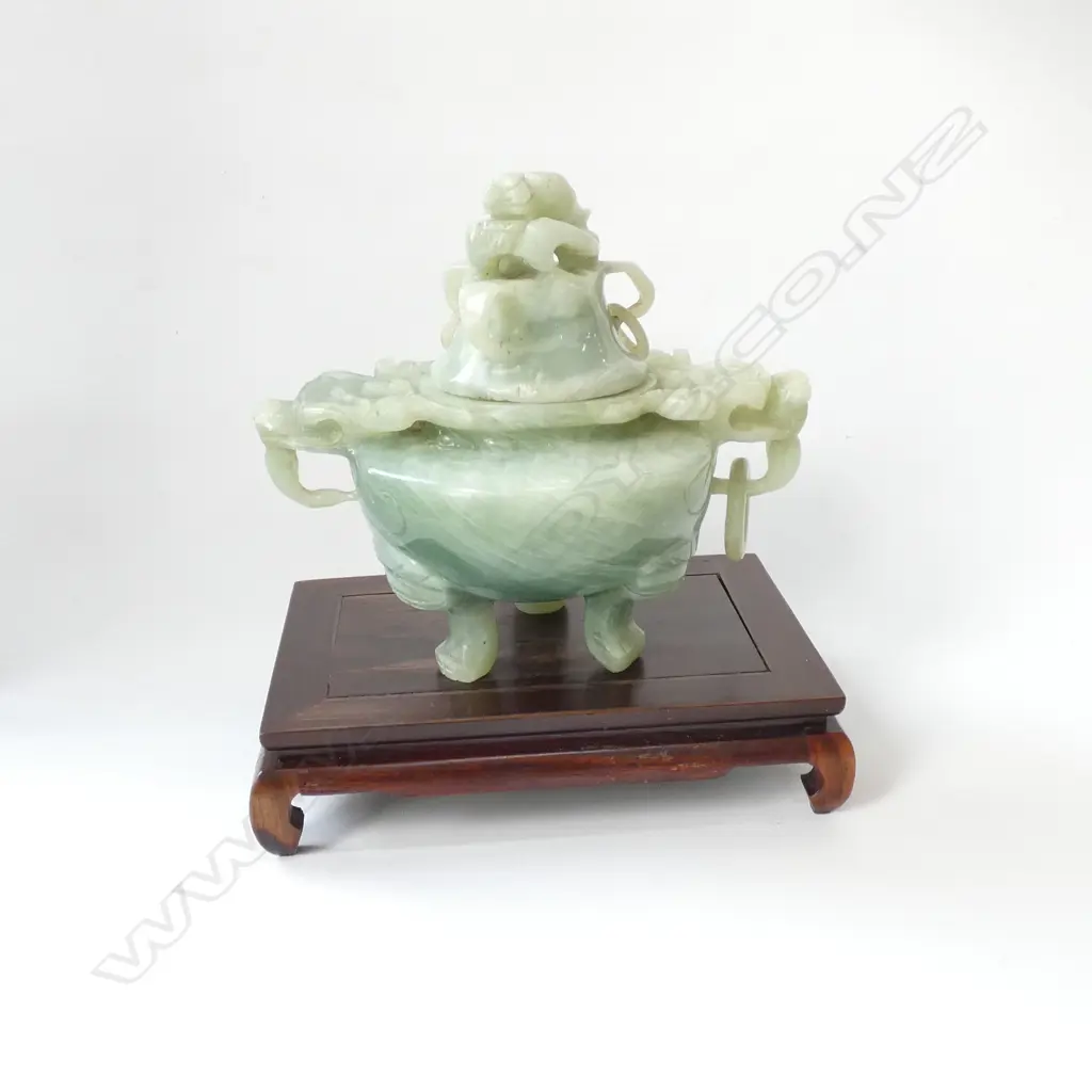 A Chinese carved jade censer and cover Image 1++