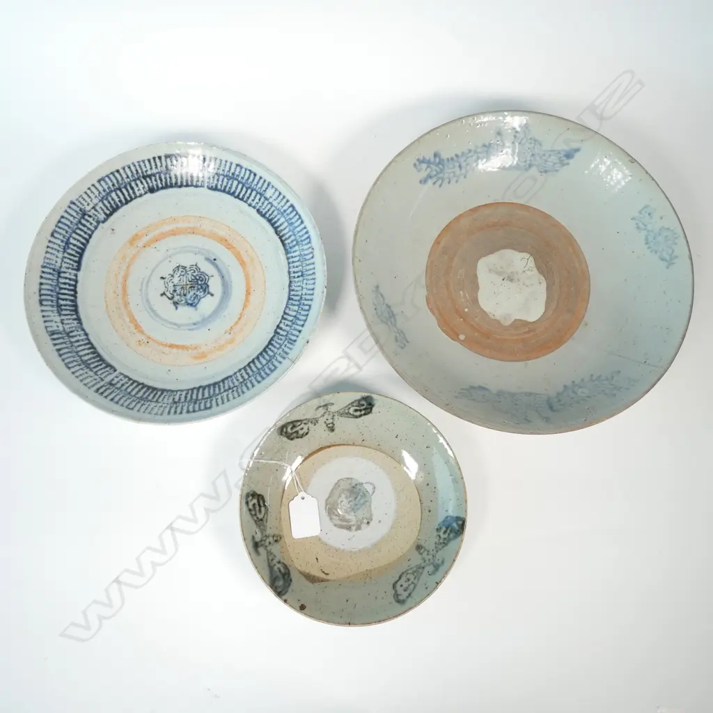 3 ANTIQUE CHINESE BLUE & CELADON SHALLOW BOWLS... Image 1++