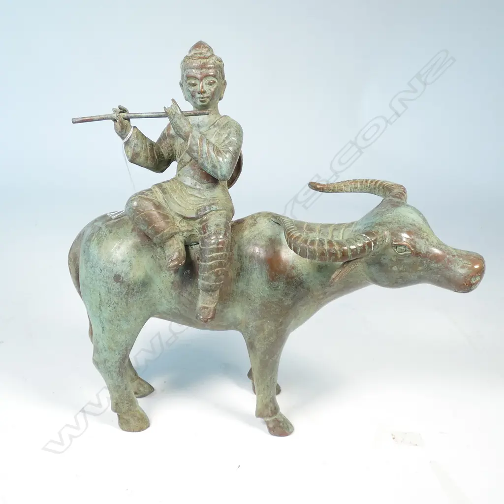 FLUTE PLAYING FIGURE ON BUFFALO L. 320MM Image 1++