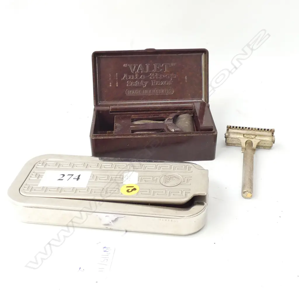 2 VINTAGE CASED SHAVING SETS Image 1++