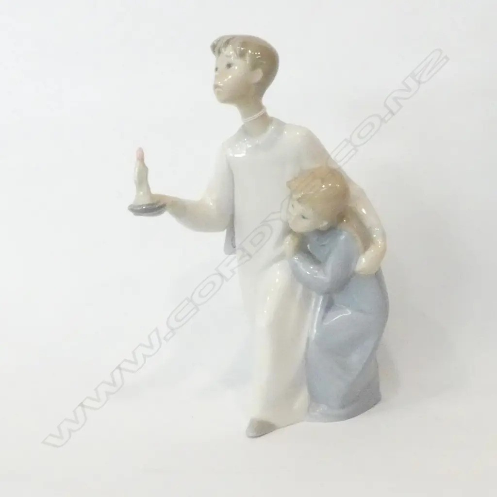 LLADRO FIGURINE BOY, GIRL AND CANDLE 200MM H Image 1++