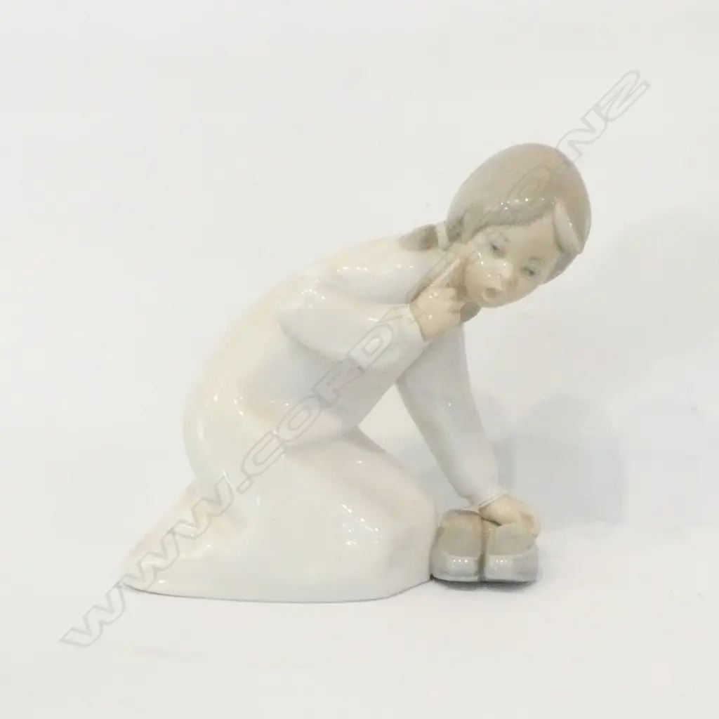 LLADRO FIGURE GIRL AND SLIPPERS 140MM H Image 1++