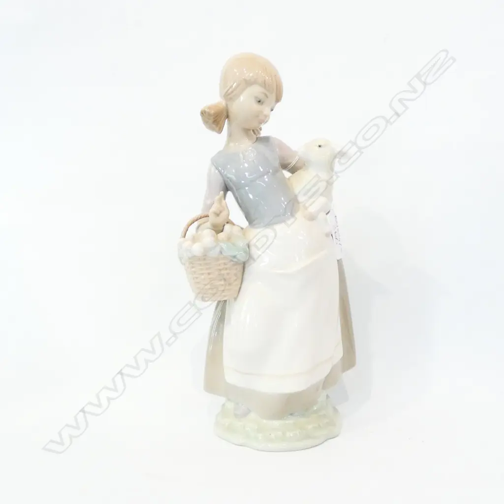 LLADRO FIGURE GIRL AND LAMB 250MM H Image 1++
