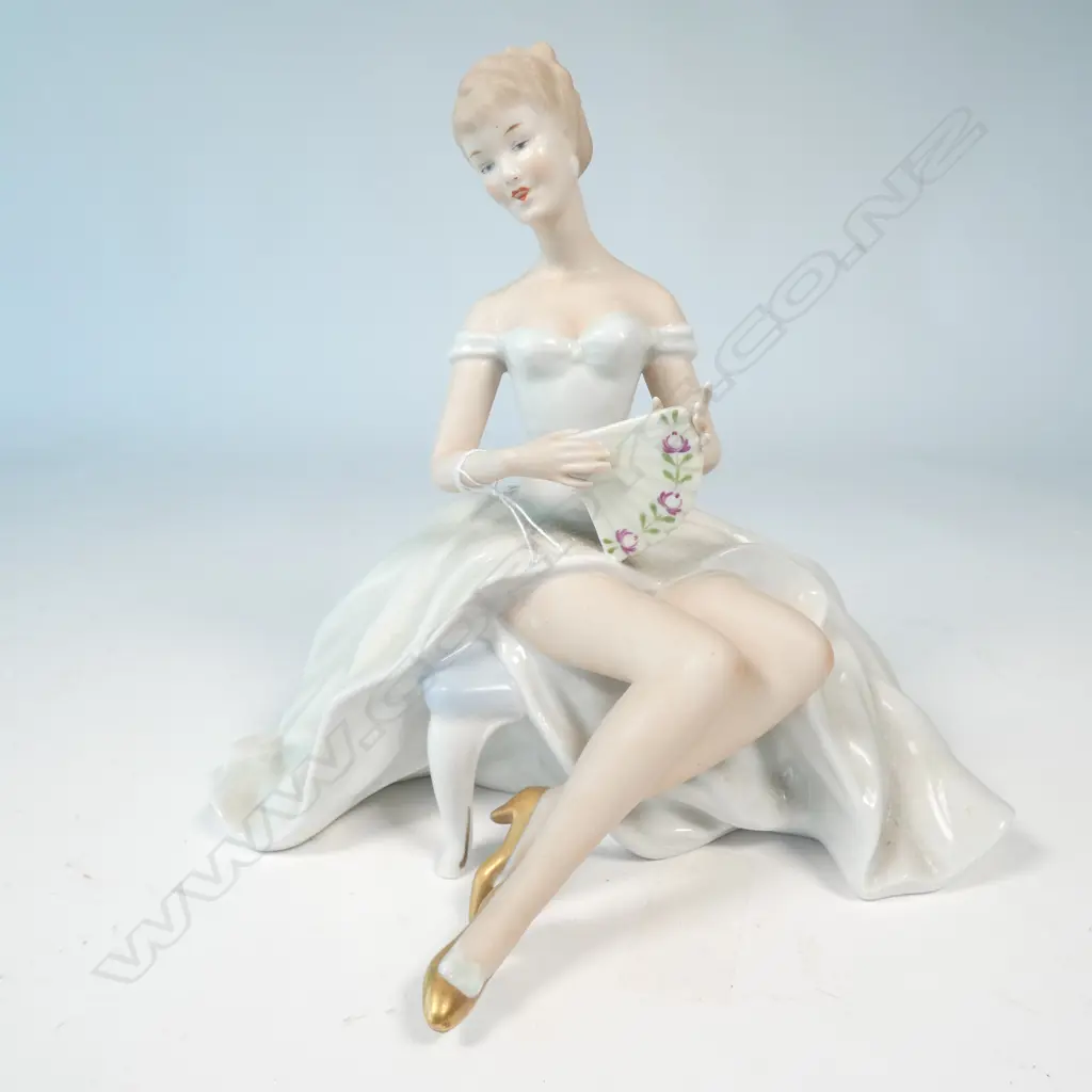 WALLENDORF SEATED LADY FIGURINE 210MM H Image 1++