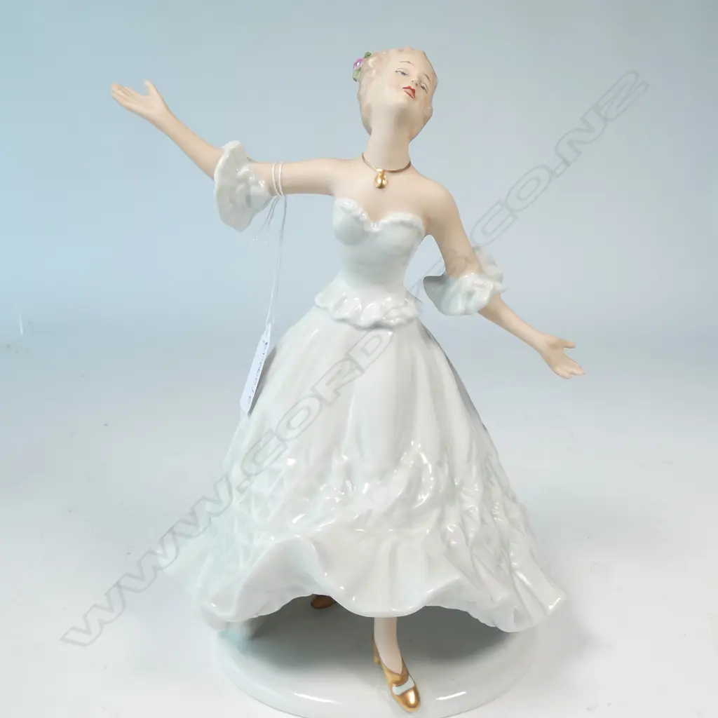 WALLENDORF DANCING LADY FIGURINE 240MM H Image 1++