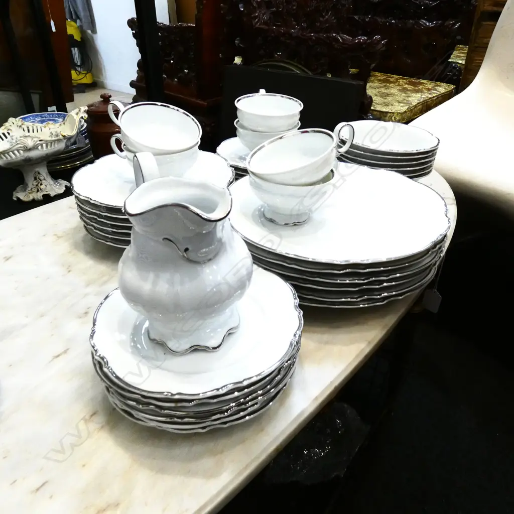 HEUTCHENREUTE DINNER SERVICE, 6 SETTINGS Image 1++
