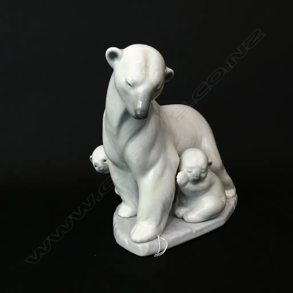 LLADRO POLAR BEAR & 2 PUPS Image 1++