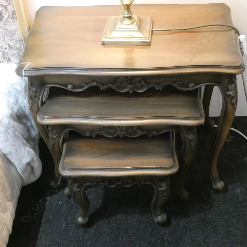 3 NESTING TABLES Image 1++