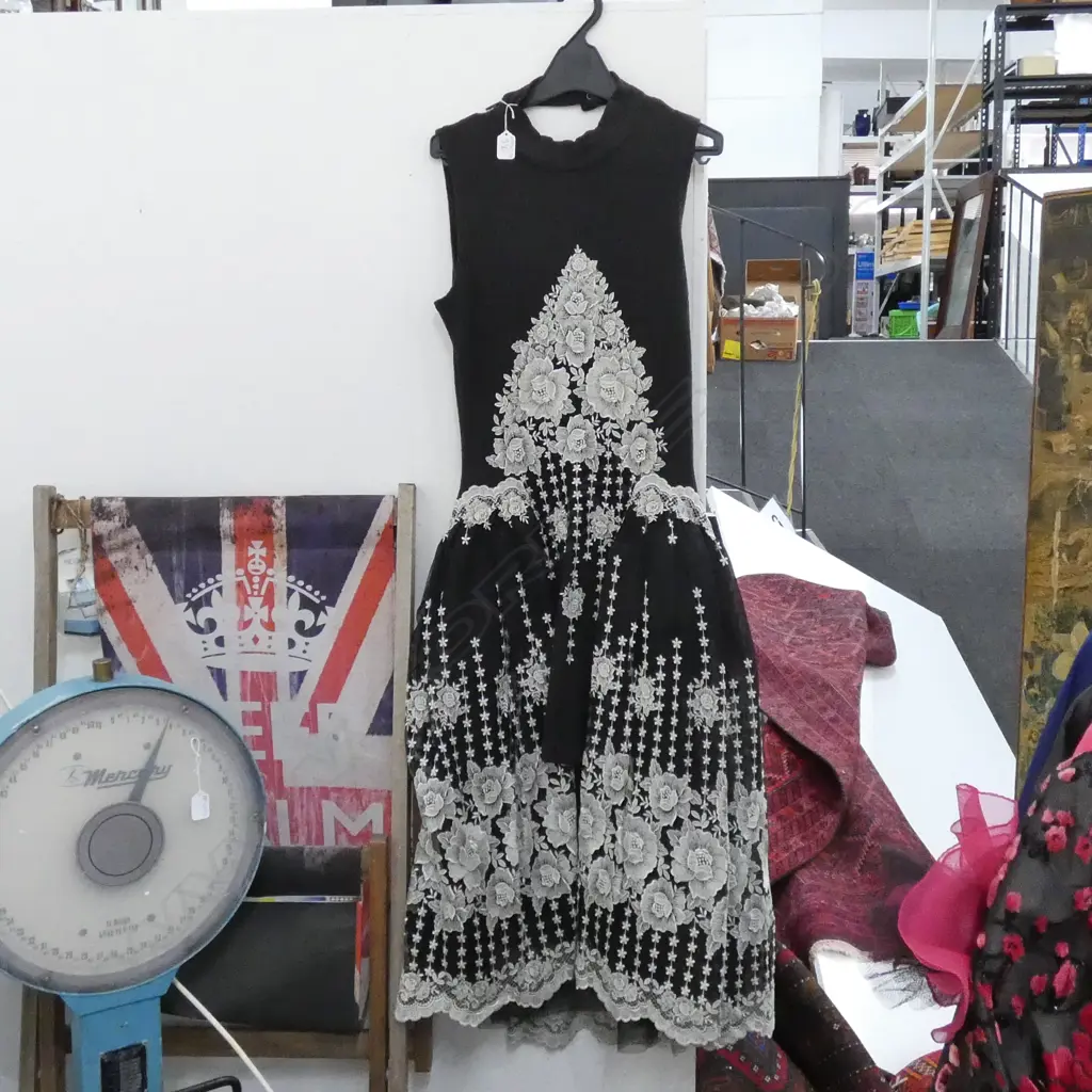 VINKA LUCAS COUTURE BLACK LACE DRESS Image 1++