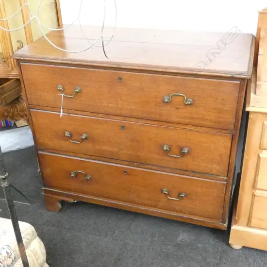 GEORGE III OAK CHEST OF DRAWERS (ONE LEG AF) 1075MM W