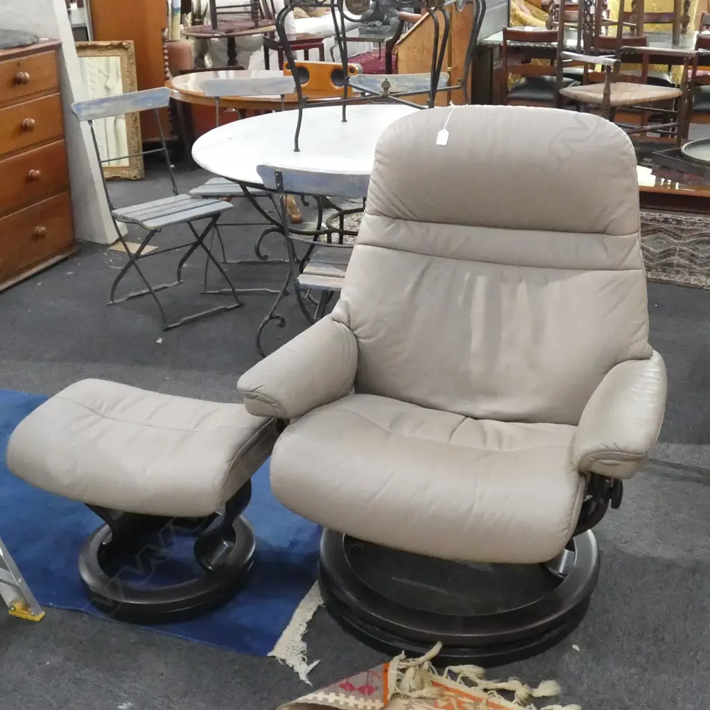 EKORNES NORWAY LEATHER UPHOLSTERED ARMCHAIR AND STOOL Image 1++