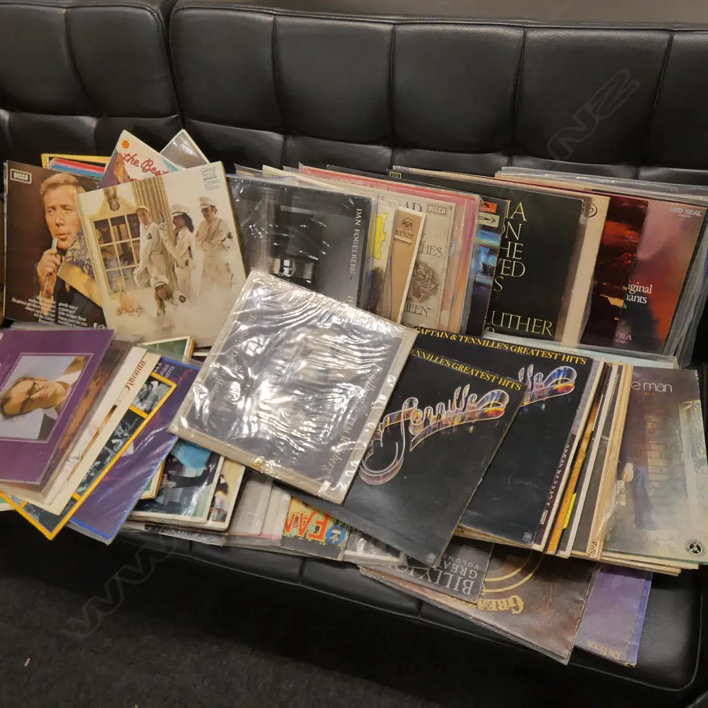 BOX OF RECORDS INCL. KENNY RODGERS, BARBRA STREISAND, MELANIE ETC  Image 1++