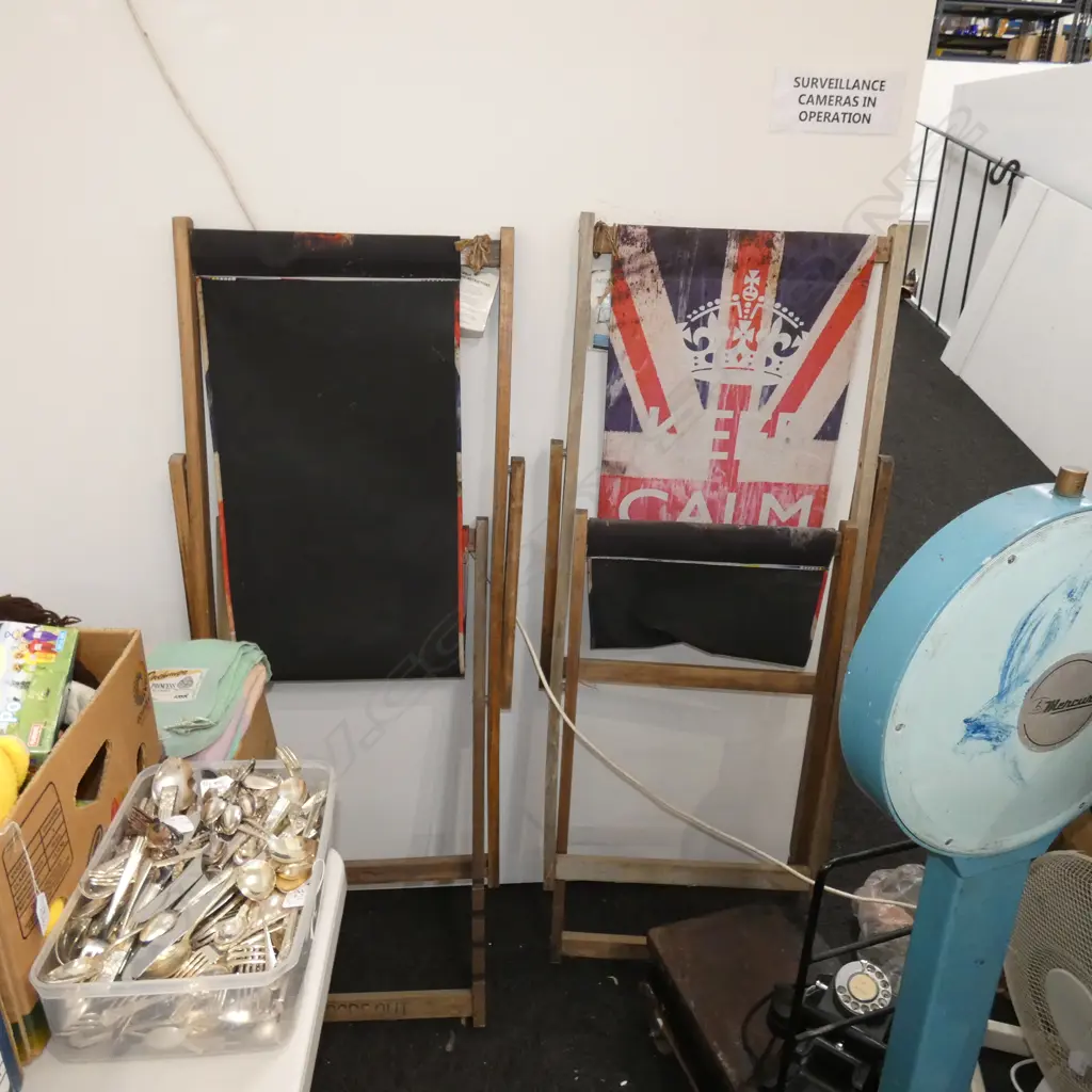 PR 'KEEP CALM AND CARRY ON' DECK CHAIRS Image 1++