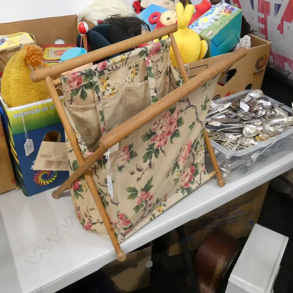 BOX LOT VINTAGE SEWING / KNITTING ACCESSORIES Image 1++