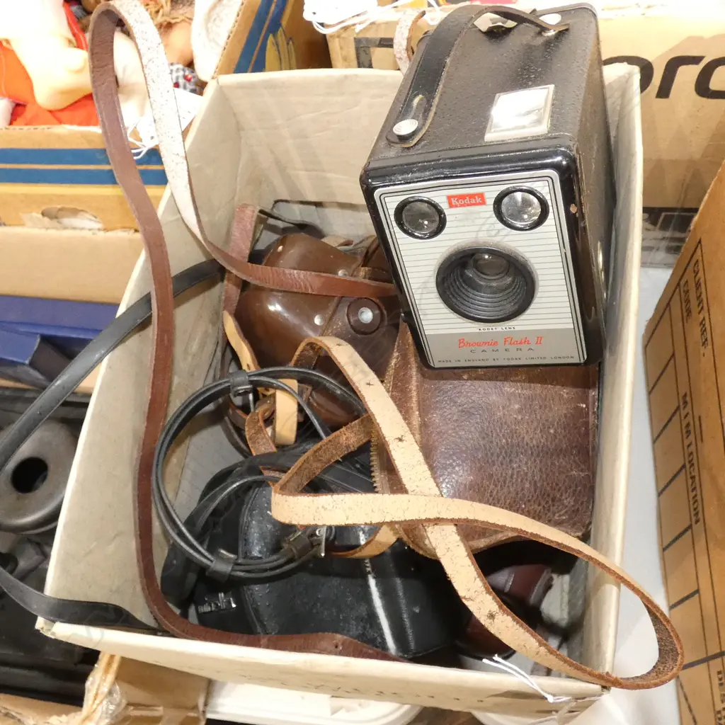 BOX LOT 5 VINTAGE CAMERAS  Image 1++