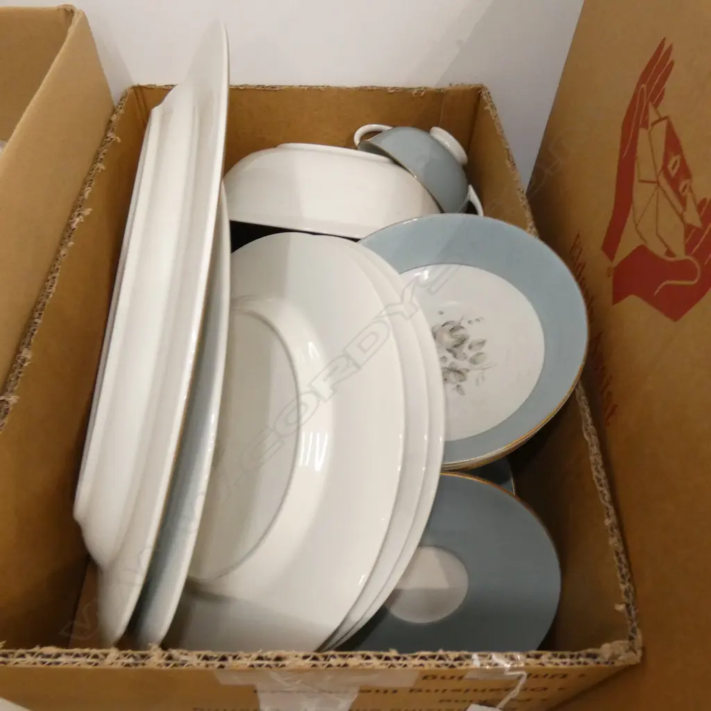 LOT ASST EP WARE /DOULTON DINNER WARE Image 1++