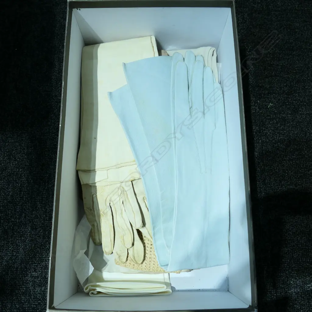 BOX LOT ASST. VINTAGE GLOVES Image 1++