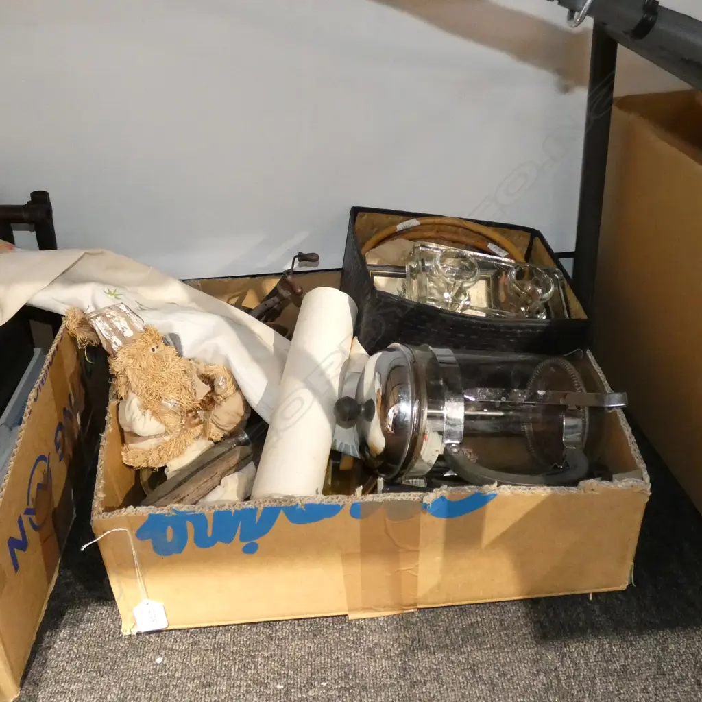 BOX LOT COFFEE PLUNGER, KNIVES ETC Image 1++