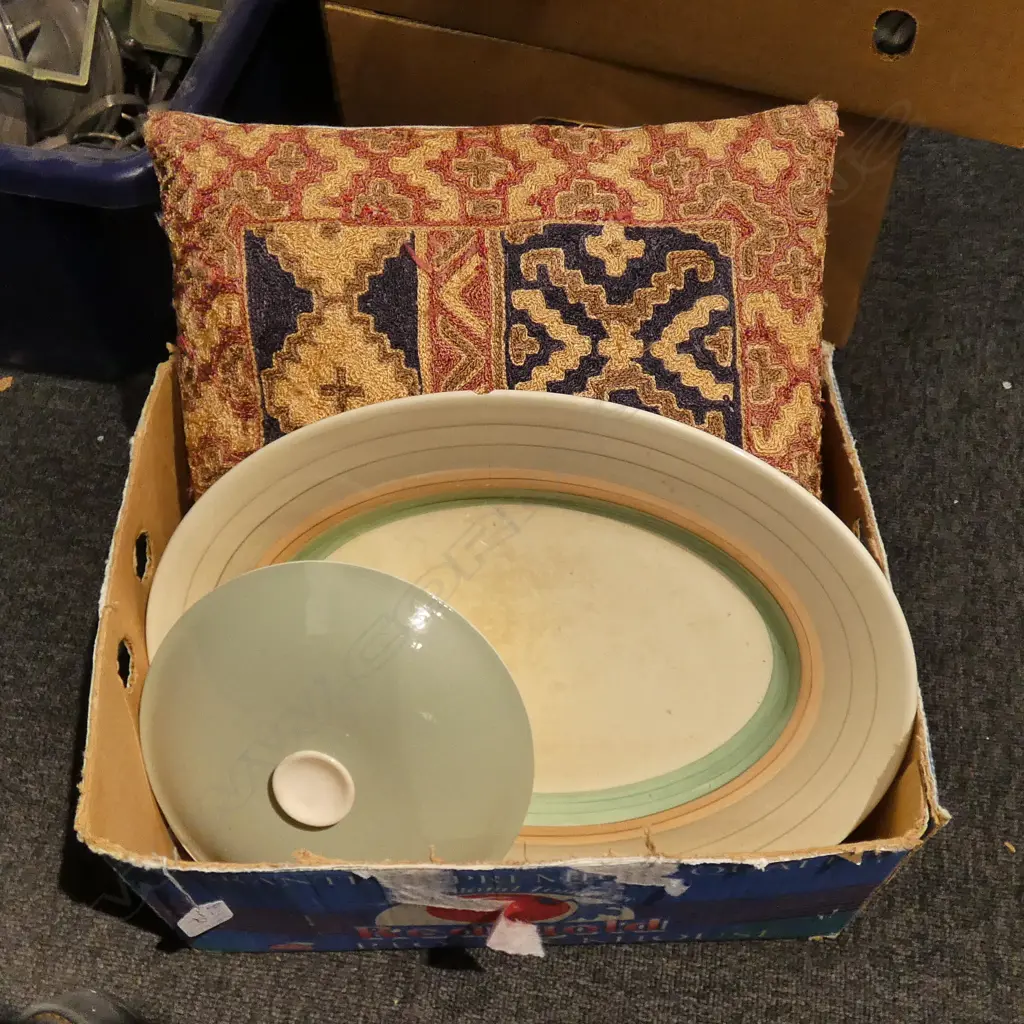 BOX LOT SUSIE COOPER PLATES, 2 SILK CUSHIONS Image 1++