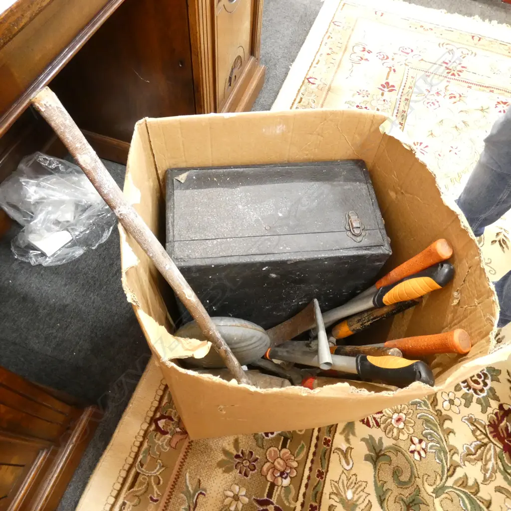 BOX OF GARDEN TOOLS ETC Image 1++