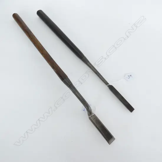 2 JAPANESE CARPENTRY CHISELS L. 550MM
