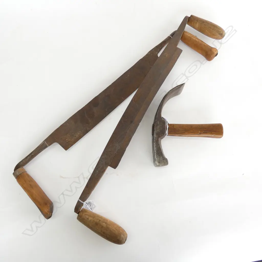 3 COOPERING TOOLS; 2 DRAW KNIVES + SMALL ADZE Image 1++