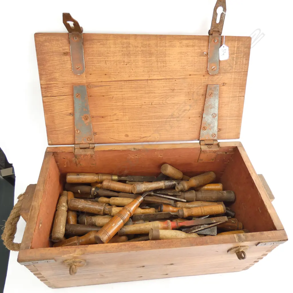 CARPENTERS BOX OF ASST. CHISELS  Image 1++