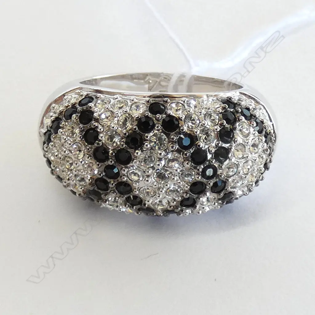 SWAROVSKI CRYSTAL WHITE/BLACK CRYSTAL RING, LDS SIZE N Image 1++