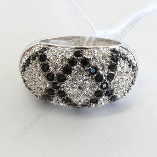 SWAROVSKI CRYSTAL WHITE/BLACK CRYSTAL RING, LDS SIZE N