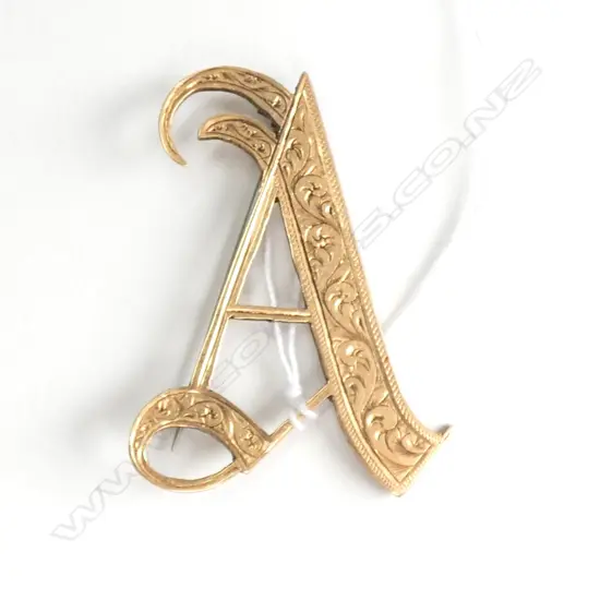 ORNATELY ENGRAVED GOLD LETTER 'A' BROOCH,STAMPED '15 FJT', 6.97GM, H. 50MM