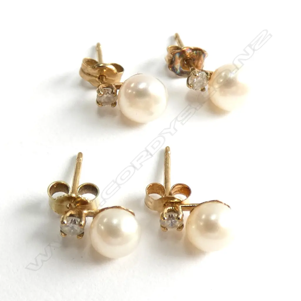 2 PRS OF 9CT & PEARL EARRINGS PIERCED EARS Image 1++