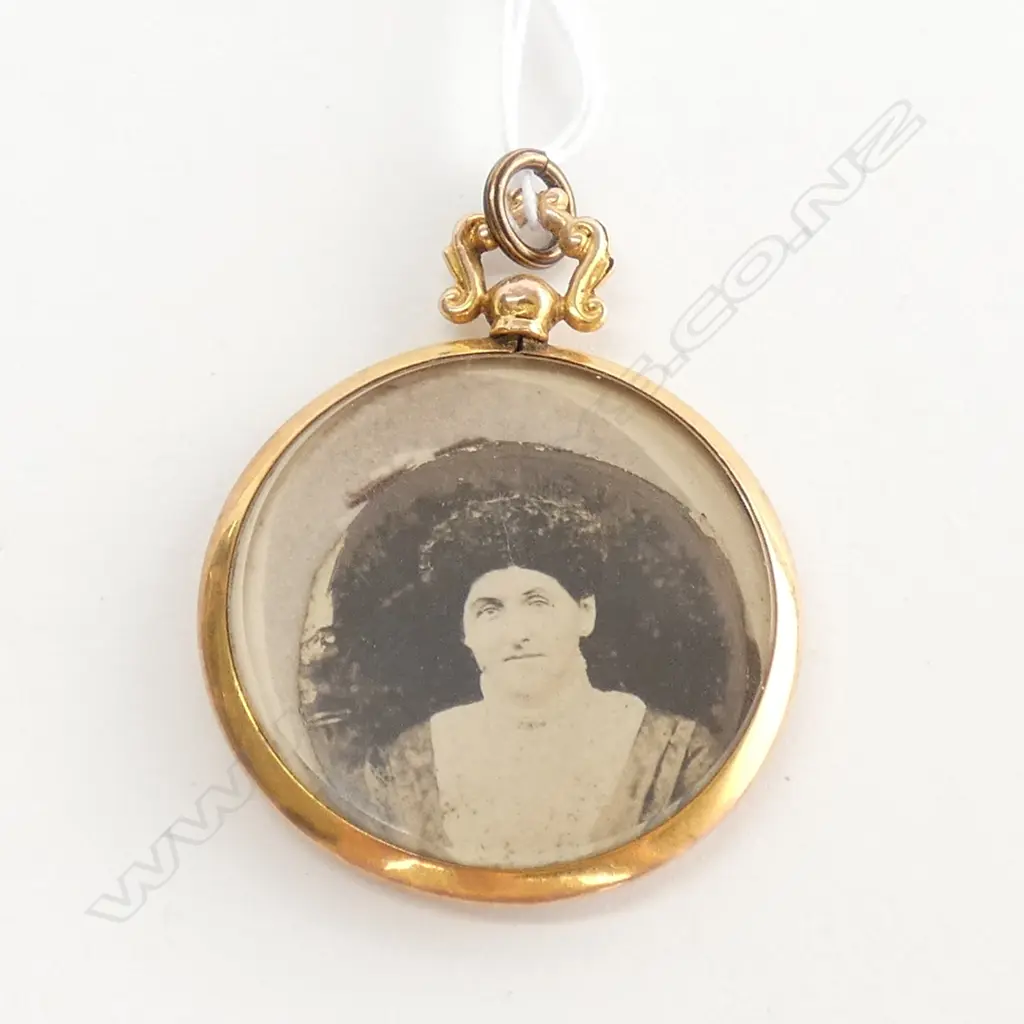 SMALL 9CT DOUBLE SIDED PICTURE LOCKET Image 1++