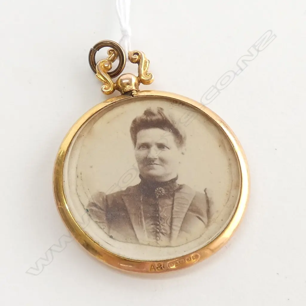 SMALL 9CT DOUBLE SIDED PICTURE LOCKET Image 1++