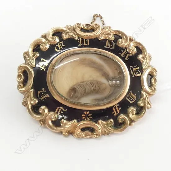 MOURNING BROOCH ENGRAVED ON REVERSE 'EMMA DIED 21ST NOV 1876'