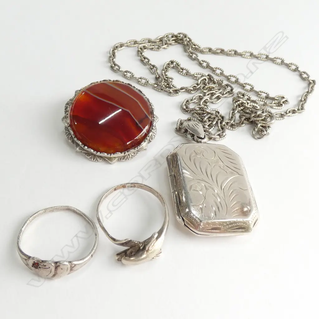 SILVER ENRAVED LOCKET + AGATE &SILVER BROOCH + 2 RINGS Image 1++