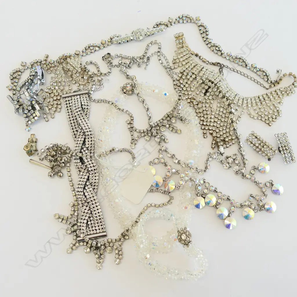 ASSORTED DIAMANTE COSTUME JEWELLERY Image 1++