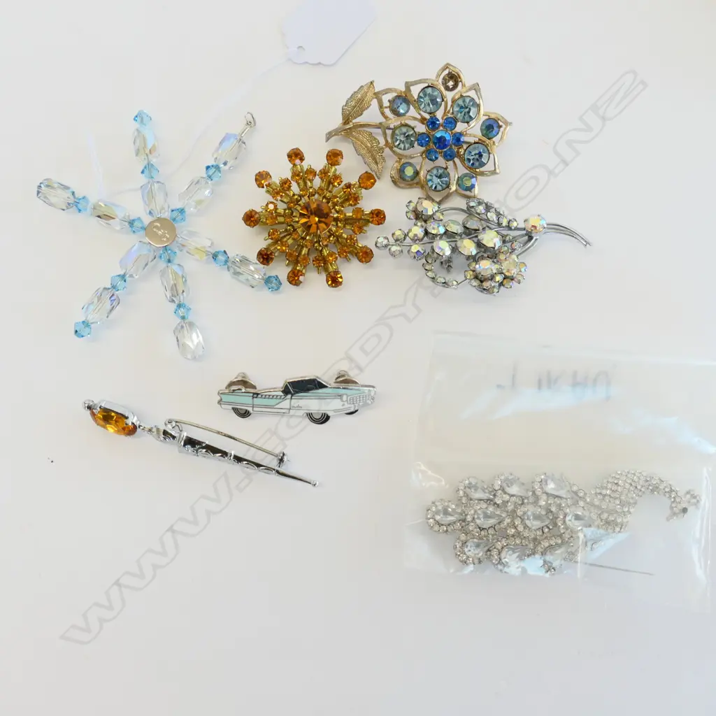 ASSORTED BROOCHES INCL MARCASITE & SCOTTISH SWORD TYPE Image 1++