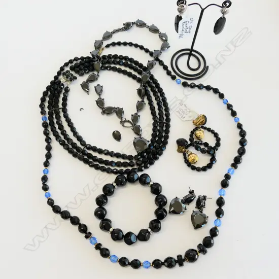 ASSORTED COSTUME JEWELLERY IN BLACK GLASS, SOME AF