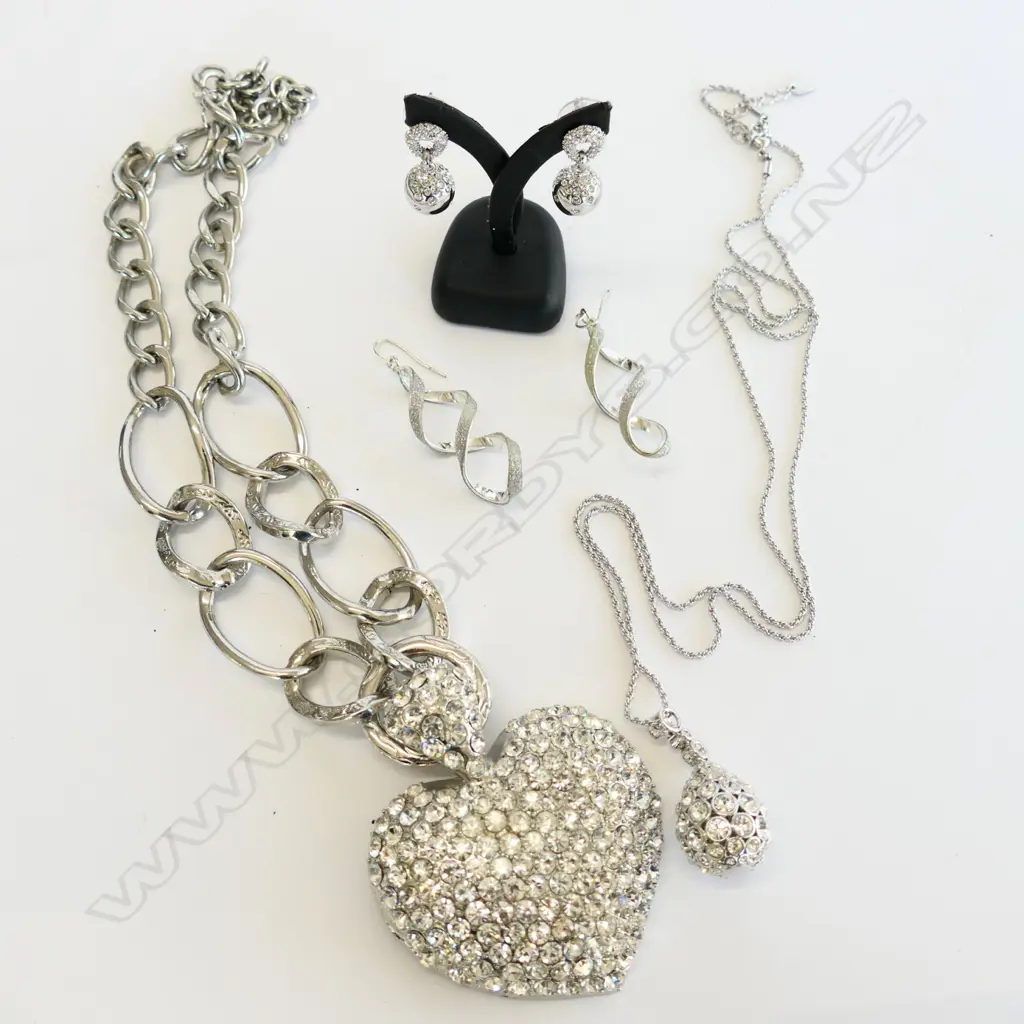 BAG DIAMANTE COSTUME JEWELLERY INCLUDING LARGE DIAMANTE HEART NECKLACE Image 1++