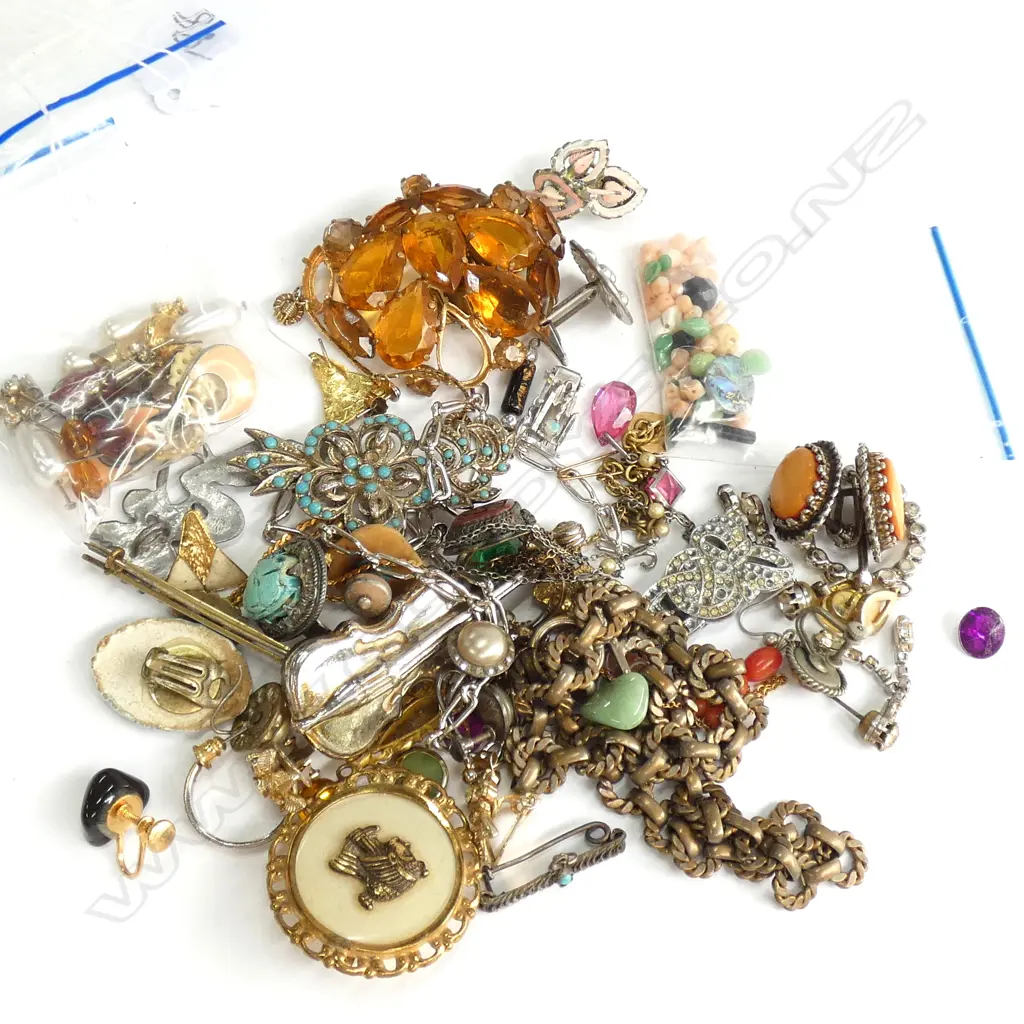 3 BAGS GOOD VINTAGE COSTUME JEWELLERY Image 1++