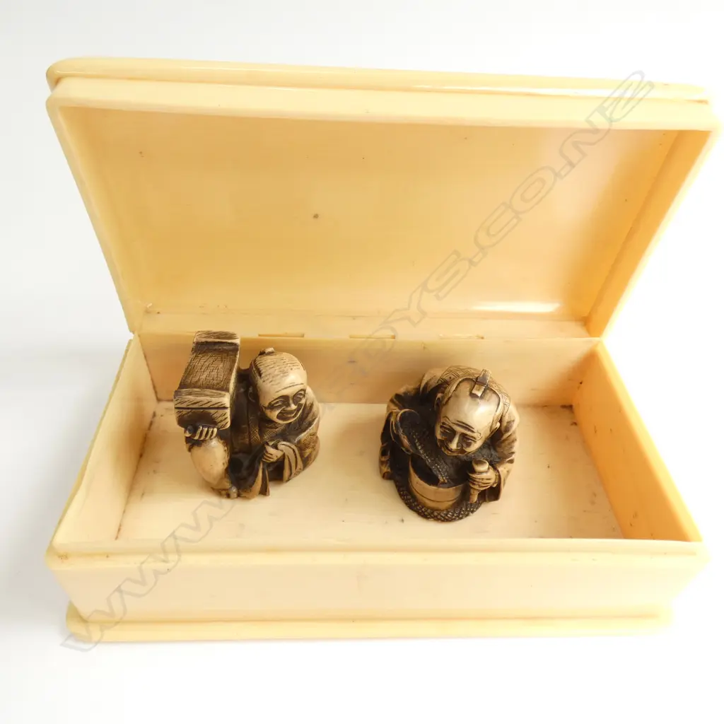 VINTAGE IVORINE BOX & 2 RESIN NETSUKE Image 1++