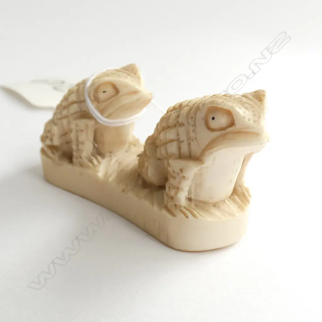 JAPANESE CARVED IVORY 2 TOAD NETSUKE SIGNED Image 1++