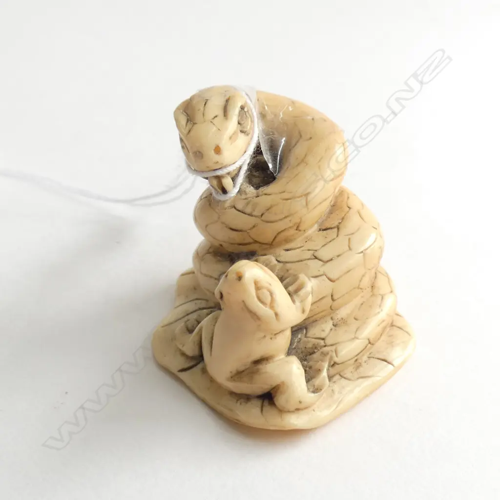 JAPANESE CARVED IVORY NETSUKE SNAKE & FROG SIGNED Image 1++