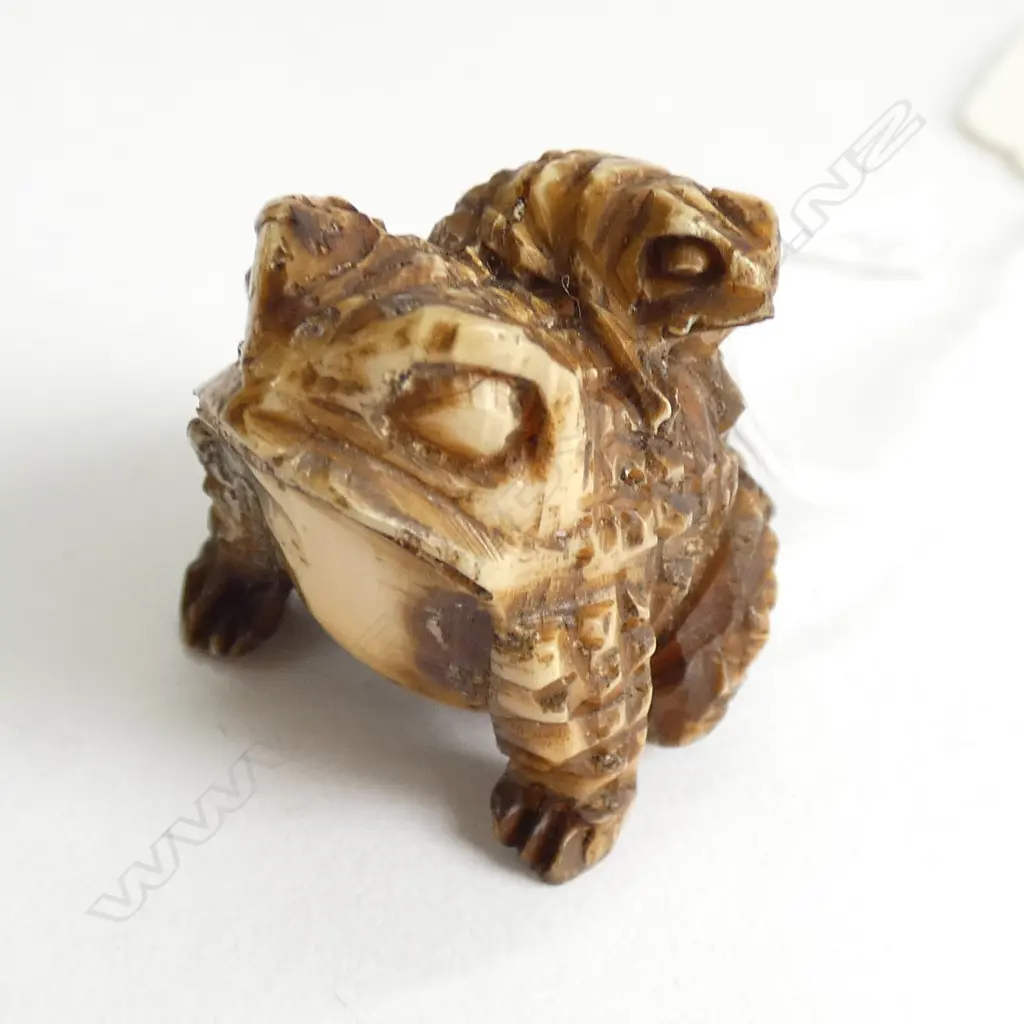 JAPANESE CARVED IVORY MOTHER & BABY TOAD NETSUKE SIGNED Image 1++