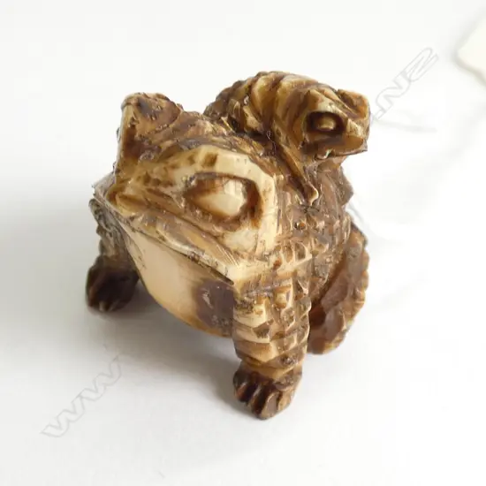 JAPANESE CARVED IVORY MOTHER & BABY TOAD NETSUKE SIGNED