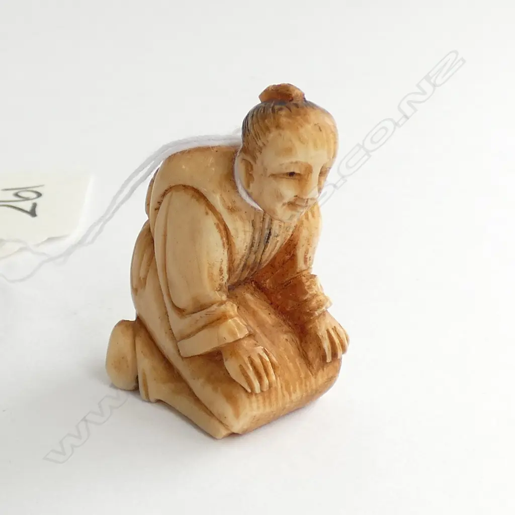 JAPANESE CARVED IVORY NETSUKE OLD MAN KNEELING Image 1++