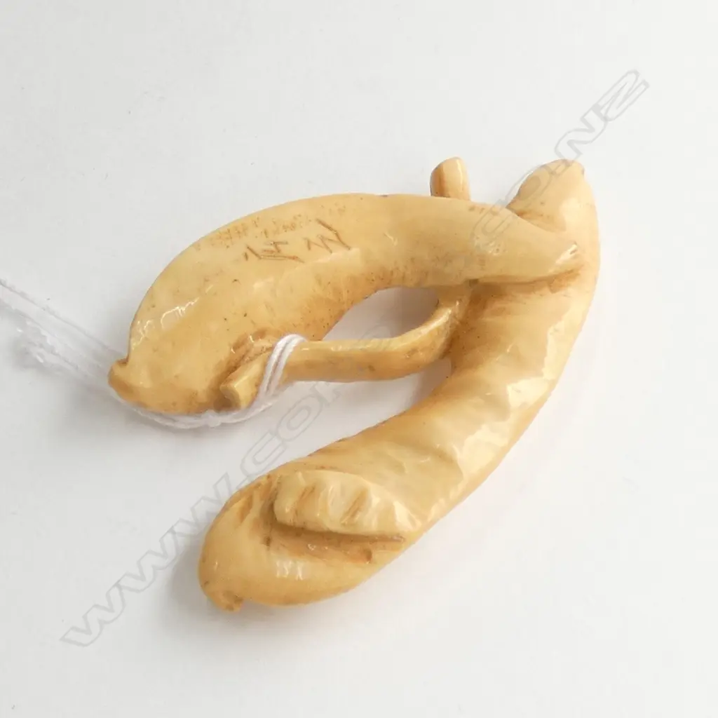 JAPANESE CARVED IVORY PEA PODS NETSUKE SIGNED Image 1++