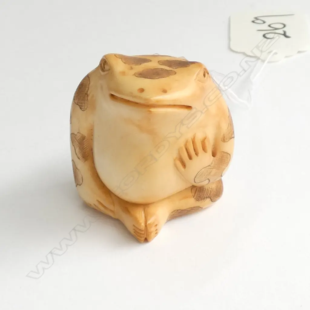 JAPANESE CARVED IVORY TOAD NETSUKE SIGNED  Image 1++